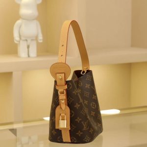 Alternative view of 🔥M13089 White Color M12925 Vintage Print This All In BB handbag captures the playful spirit of the Louis Vuitton x Takashi Murakami reissue collection through its dynamic details. Monogram coated canvas showcases the artist's vibrant rainbow hues, while the signature logo is adorned with bows and padlock accents.Adjustable calf leather handles and a leather shoulder strap allow versatile carrying options: handheld, shoulder, or crossbody.18 x 12 x 16 cm (H x W x L) Monogram coated canvas Cowhide leather trim Fabric lining Metal hardware Magnetic snap and hook closure Removable zippered interior pocket Brand tag Padlock Holds smartphone, keys, headphones, and Zippy wallet Shoulder strap:Non-removable, adjustable Strap half-length: 12.0 cm Adjustable to: 55.0 cm Handle: Single handle